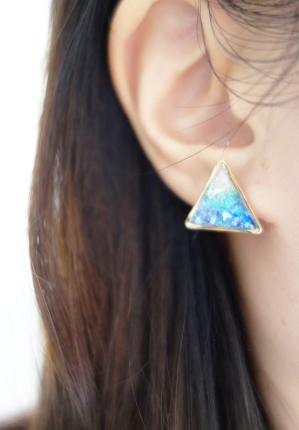 ＊Rosy Garden＊藍色富士山 赤富士水晶膠耳環一對 可換耳夾式 第3張的照片