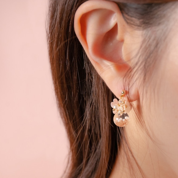 Rosy Garden 法式小香風花朵流沙水晶球耳環一對 可換耳夾 第2張的照片