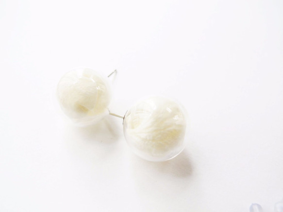 ＊Rosy Garden＊乳白色繡球花花瓣水晶玻璃球耳環 第4張的照片