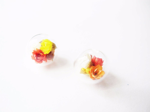 ＊Rosy Garden＊陽光橘黃色系小雛菊乾燥花水晶玻璃球耳環 第2張的照片