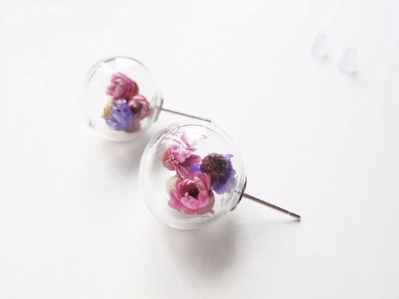 ＊Rosy Garden＊活潑紫色系小雛菊乾燥花水晶玻璃球耳環 第3張的照片