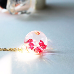 *ロージーガーデン*甘いピンクのバラ雪の水晶玉点滅フローガラスのネックレス 3枚目の画像