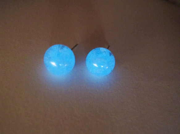 *ロージーガーデン*明るい青色のガラス小石が水晶玉交換可能クリップオンイヤリングを流れます 2枚目の画像