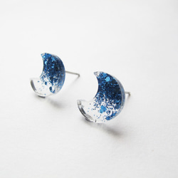 ＊Rosy Garden＊夜空藍色透光月亮水晶膠耳環 可換耳夾式 第2張的照片