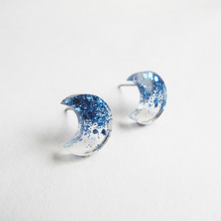 ＊Rosy Garden＊夜空藍色透光月亮水晶膠耳環 可換耳夾式 第4張的照片