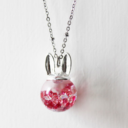 Rosy Garden 小兔子深粉紅色水晶流動玻璃球項鍊 銀色鍊 第5張的照片