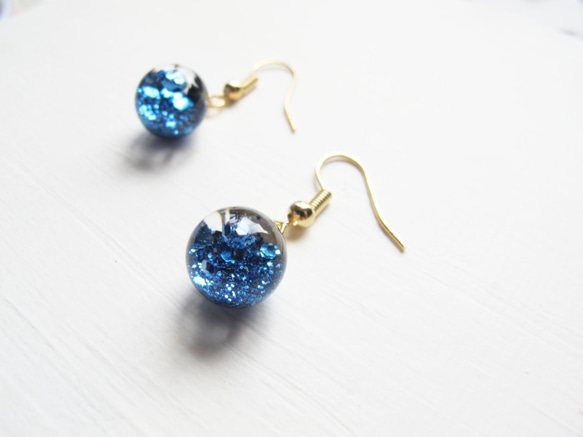Rosy Garden 藍色亮片流動雪花玻璃球鉤式耳環 可換夾式 第2張的照片