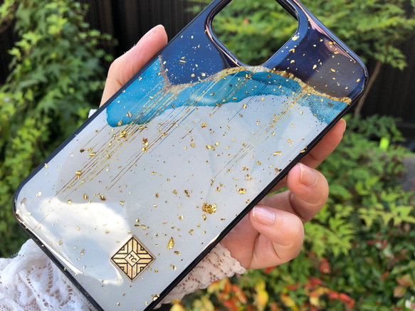 グリッターiPhoneケース 大理石　ブルー　ネイビー　金箔　レジン　オリジナルストラップつき 6枚目の画像