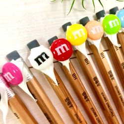 数量限定ハンドメイド2019　スイーツデコ えんぴつ m&m 3本セット 2枚目の画像