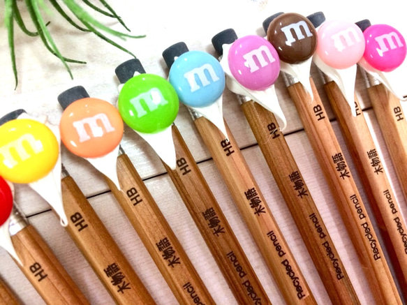 数量限定ハンドメイド2019　スイーツデコ えんぴつ m&m 3本セット 3枚目の画像