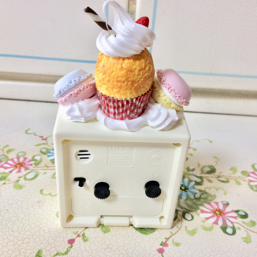 スイーツデコ カップケーキとマカロンのかわいい時計♪アラーム