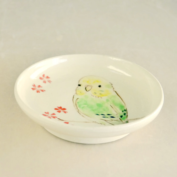 「桜と黄緑色のセキセイインコ」小鳥の豆皿 2枚目の画像