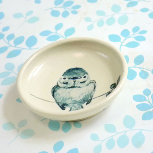 小鳥の豆皿「ブルーベリーにスズメ」 2枚目の画像