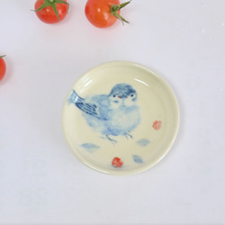小鳥の豆皿「ヤマモモを頬張るスズメ」 1枚目の画像