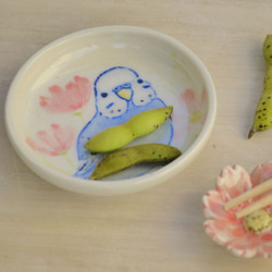 小鳥の豆皿「コスモスとセキセイインコ」 1枚目の画像