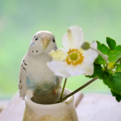 白いセキセイインコの一輪刺し （陶器の小鳥オブジェ） 2枚目の画像