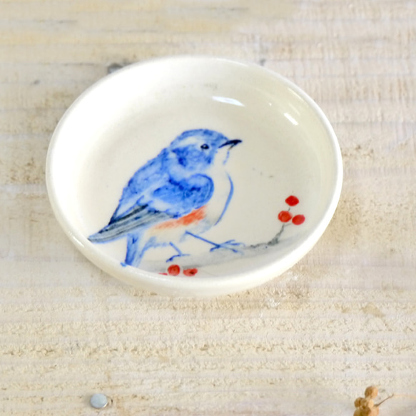 小鳥の豆皿「赤い実とルリビタキ」 3枚目の画像