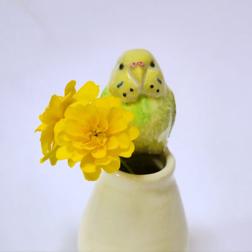 陶器製花瓶と鳥のオブジェ