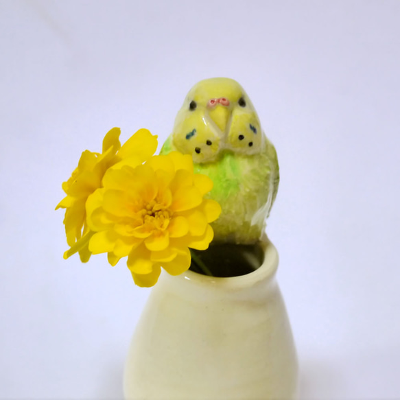黄緑色のセキセイインコの一輪刺し （陶器の小鳥オブジェ