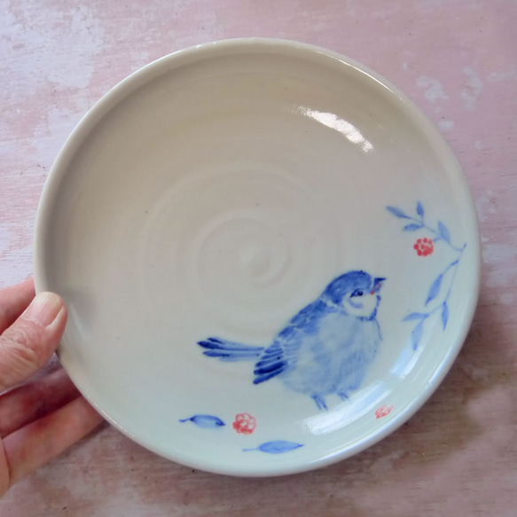 【s様ご予約分】小鳥のお皿「ヤマモモを頬張るスズメ」2枚セット 3枚目の画像
