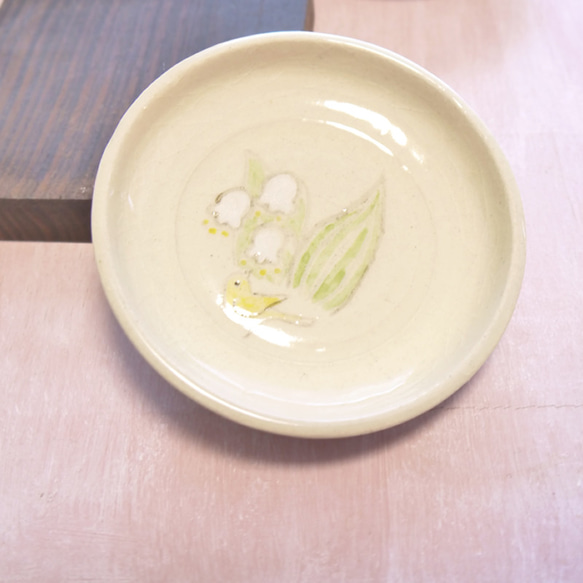 陶器の豆皿　「スズランと黄色い鳥」 1枚目の画像
