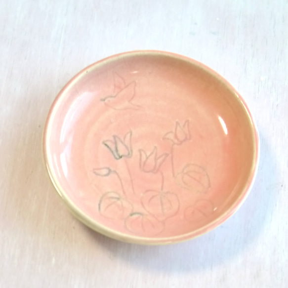 ピンク色の豆皿「シクラメンと小鳥」 1枚目の画像