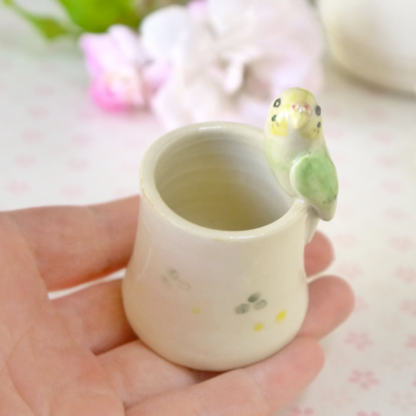 黄緑色のセキセイインコのはんこたて（陶器の小鳥の小物入れ） 3枚目の画像