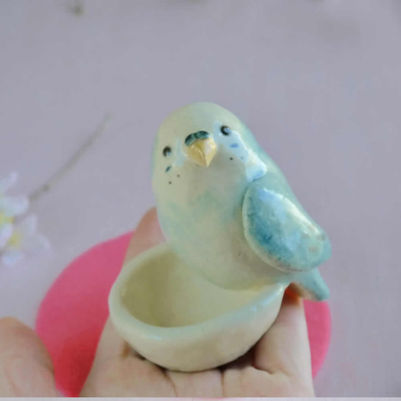 青いセキセイインコの陶器の小物入れ 3枚目の画像