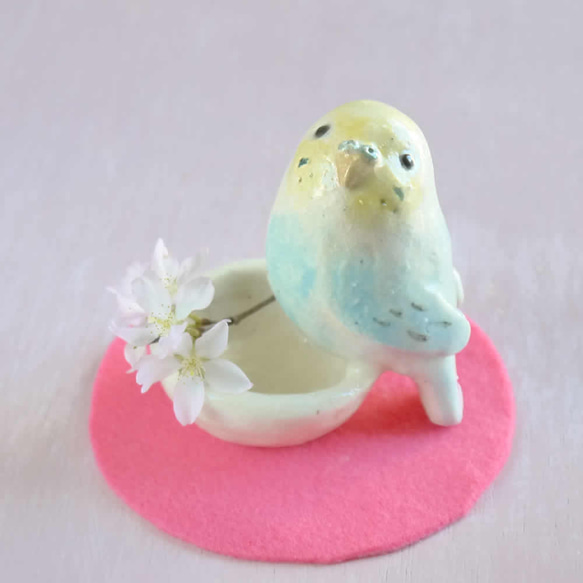 レインボー色のセキセイインコの陶器の小物入れ その他