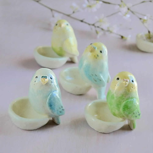 レインボー色のセキセイインコの陶器の小物入れ その他