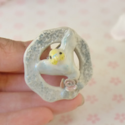 ＜送料無料＞「バラの花と羽ばたくセキセイインコ」陶器の小鳥ブローチ 2枚目の画像