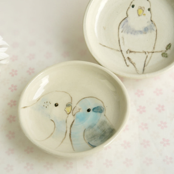 【vさま専用】小鳥の豆皿2枚『セキセインコ&マメルリハ』 1枚目の画像