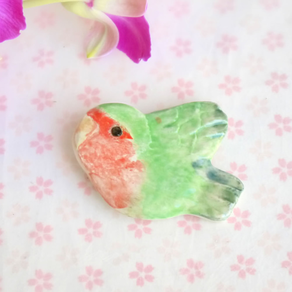 小桜インコのブローチ（陶器の小鳥） 2枚目の画像