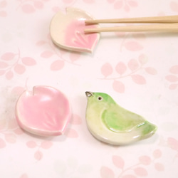 桜とメジロの箸置き（陶器の小鳥はしおき）　 2枚目の画像