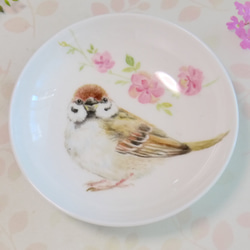 「スズメとツルバラ」手書きの小鳥のお皿　 1枚目の画像