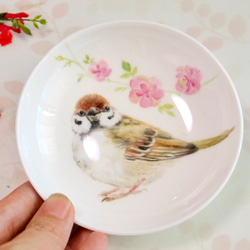 「スズメとツルバラ」手書きの小鳥のお皿　 3枚目の画像