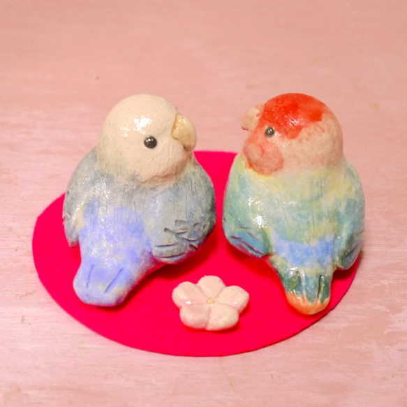 【ｓさまご注文分】コザクラインコのオパーリン＆ブルー（小鳥の陶器の置物２羽セット） 2枚目の画像