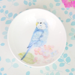 「紫陽花とセキセイインコ」手書きの小鳥のお皿　 1枚目の画像