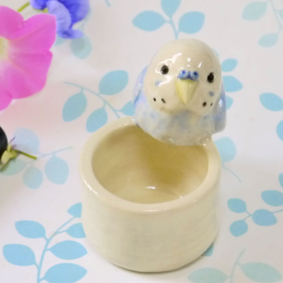 水色のセキセイインコのはんこたて（陶器の小鳥の小物入れ） 2枚目の画像