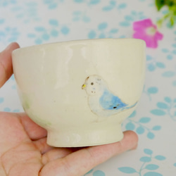 青い小鳥の小さ目サイズカップ「朝顔と見つめるセキセイインコ」 2枚目の画像