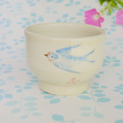 青い小鳥の小さ目サイズカップ「ツバメと紫陽花」 1枚目の画像