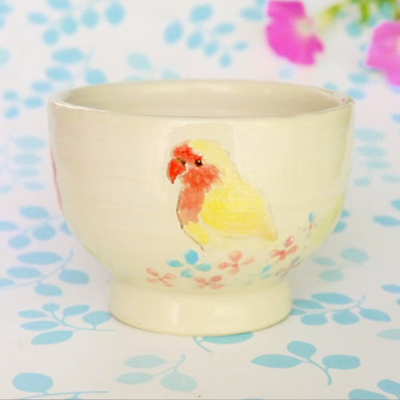 小鳥の小さ目サイズカップ「紫陽花の上のコザクラインコ」 1枚目の画像