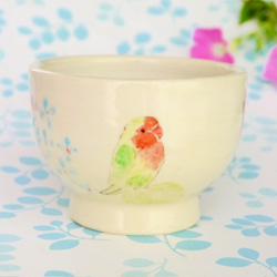 小鳥の小さ目サイズカップ「紫陽花の上のコザクラインコ」 2枚目の画像