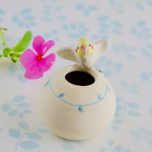 オカメインコと四葉の丸いミニ花瓶 （小鳥オブジェ） 1枚目の画像