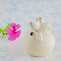 オカメインコと四葉の丸いミニ花瓶 （小鳥オブジェ） 4枚目の画像