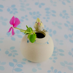 オカメインコと四葉の丸いミニ花瓶 （小鳥オブジェ） 2枚目の画像