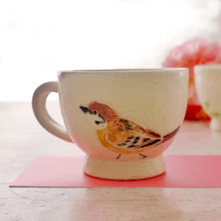 小鳥のマグカップ「シュウメイギクとスズメ」 1枚目の画像