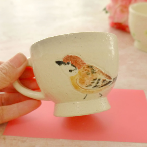 小鳥のマグカップ「シュウメイギクとスズメ」 3枚目の画像