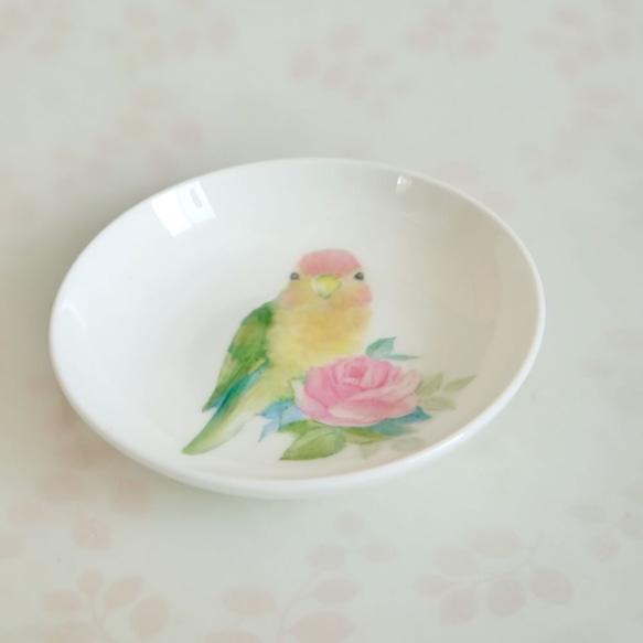 「小桜インコとピンクのミニバラ」手書きの小鳥のお皿　 4枚目の画像
