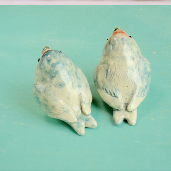 兒童燕子（陶器上一隻小鳥的小雕像） 第3張的照片